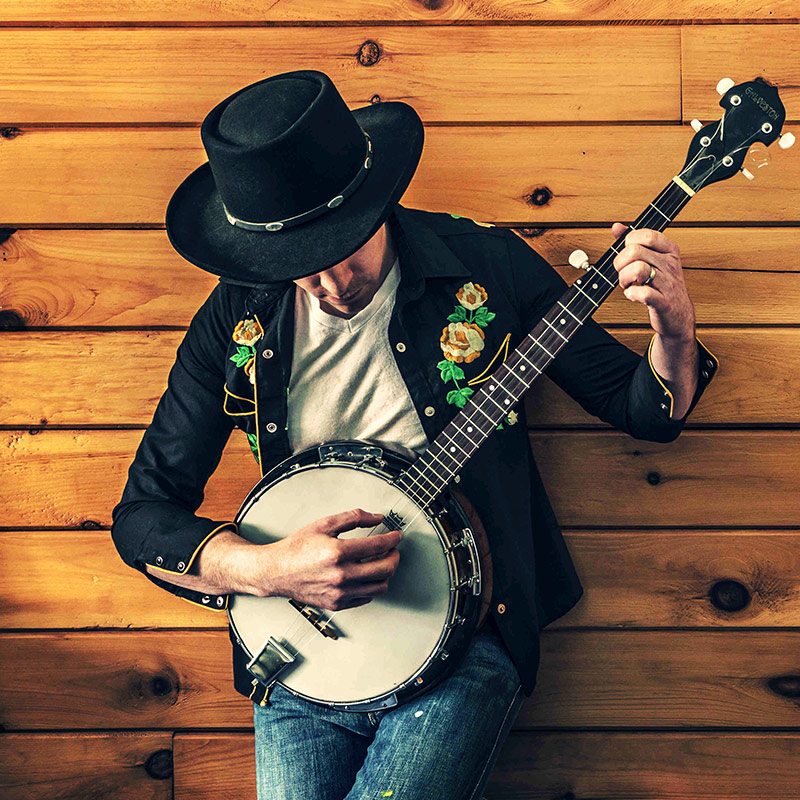 Музыкант на банджо